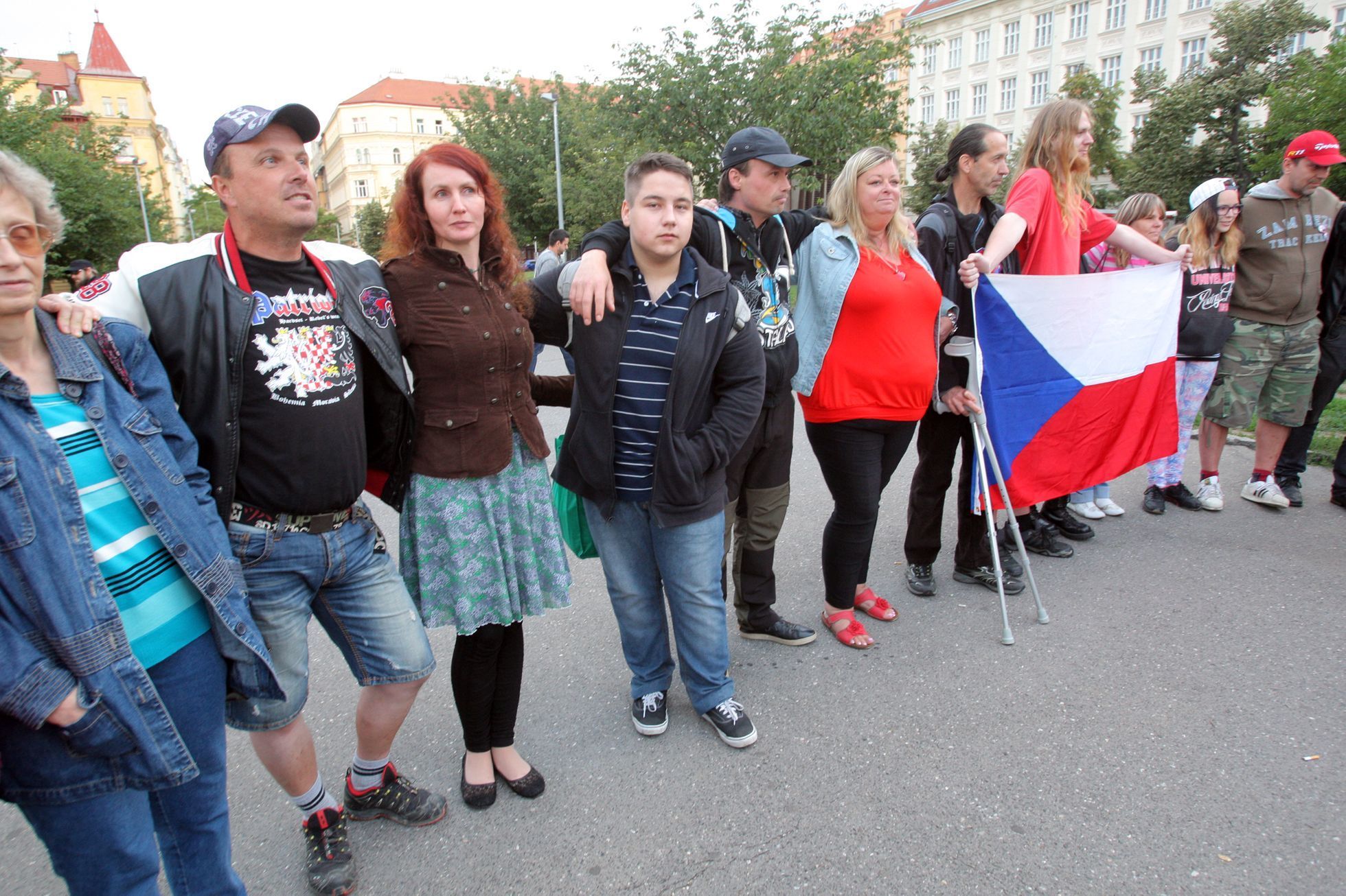 Muslimové v pražském katolickém chrámu