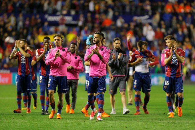 Fotbalisté Levante děkují fanouškům