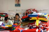 Ženy šijí olympijské vlajky. V továrně v Jingjongu asi 80 kilometrů východně od Pekingu vyrobily od března loňského roku třicet tisíc vlajek, které budou použity při nejrůznějších olympijských ceremoniích.
