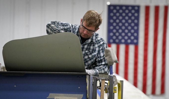 Cessna employee Jerry Prewitt works on the line during a tour of the Cessna business jet assembly line at their manufacturing plant in Wichita, Kansas August 14, 2012. One of Cessna Aircraft Company CEO and president Scott Ernes' first moves after joining in May 2011 was to carve Cessna up into five units, each of which run by an executive who was responsible for whether the unit reported a profit or loss. Picture taken August 14, 2012. REUTERS/Jeff Tuttle (UNITED STATES - Tags: TRANSPORT BUSINESS) Published: Srp. 22, 2012, 11:41 dop.