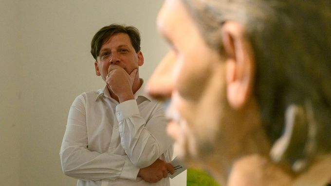 Výtvarník Adam Štech pozoruje svou bustu francouzského spisovatele Michela Houellebecqa.