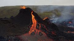 Z islandského vulkánu chrlí láva.