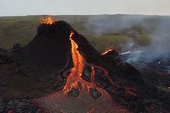 Sopečná erupce "na dotek". Dron na Islandu z blízkosti natočil dechberoucí záběry