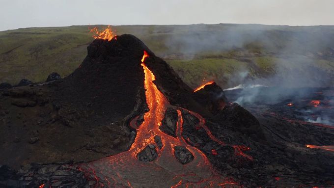 Pilot dronu se odvážně vydal nad řeku lávy, kterou už pár dní chrlí islandská sopka Fagradalsfjall.