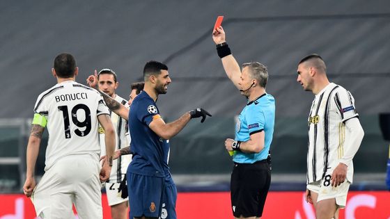 Odveta osmifinále Ligy mistrů 2020/21, Juventus - Porto: Mahdí Taremí vidí červenou kartu od Björna Kuiperse