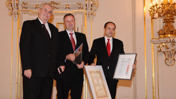Prezident Miloš Zeman pogratuloval k vítězství v Národní ceně kvality ČR Petru Vodákovi a Lubomírovi Müllerovi z Miele Technika.