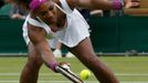 Americká tenistka Serena Williamsová vrací míček Kazašce Jaroslavě Švedovové během osmifinále Wimbledonu 2012.