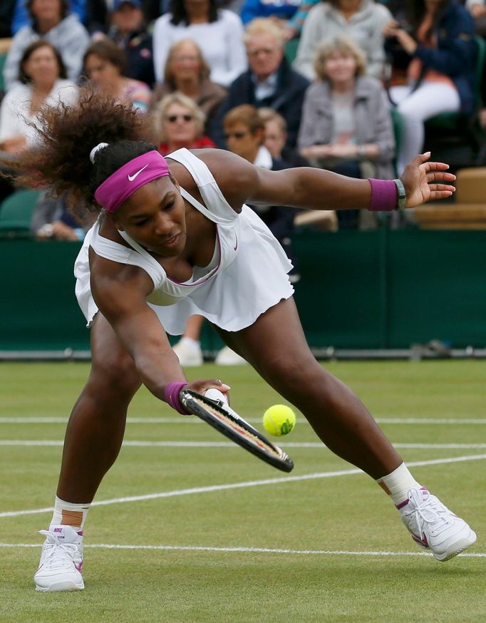 Americká tenistka Serena Williamsová vrací míček Kazašce Jaroslavě Švedovové během osmifinále Wimbledonu 2012.