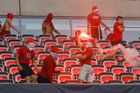 Zápas Evropské konferenční ligy mezi fotbalisty Nice a Kolína nad Rýnem poznamenaly krvavé střety příznivců na stadionu.