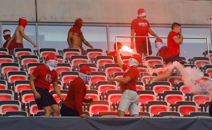 Soccer Football - Europa Conference League - Group D - OGC Nice v Cologne - Allianz Riviera, Nice, France - September 8, 2022 Fans clash before the match REUTERS/Eric Gai