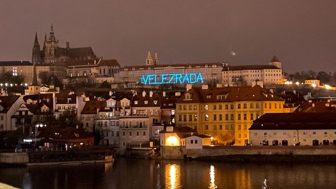 Skupina Zastavme velezradu promítla na Pražský hrad v noci z pondělí na úterý obří nápis VELEZRADA.