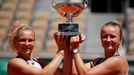 Kateřina Siniaková a Barbora Krejčíková s trofejí pro vítězky čtyřhry na French Open 2021