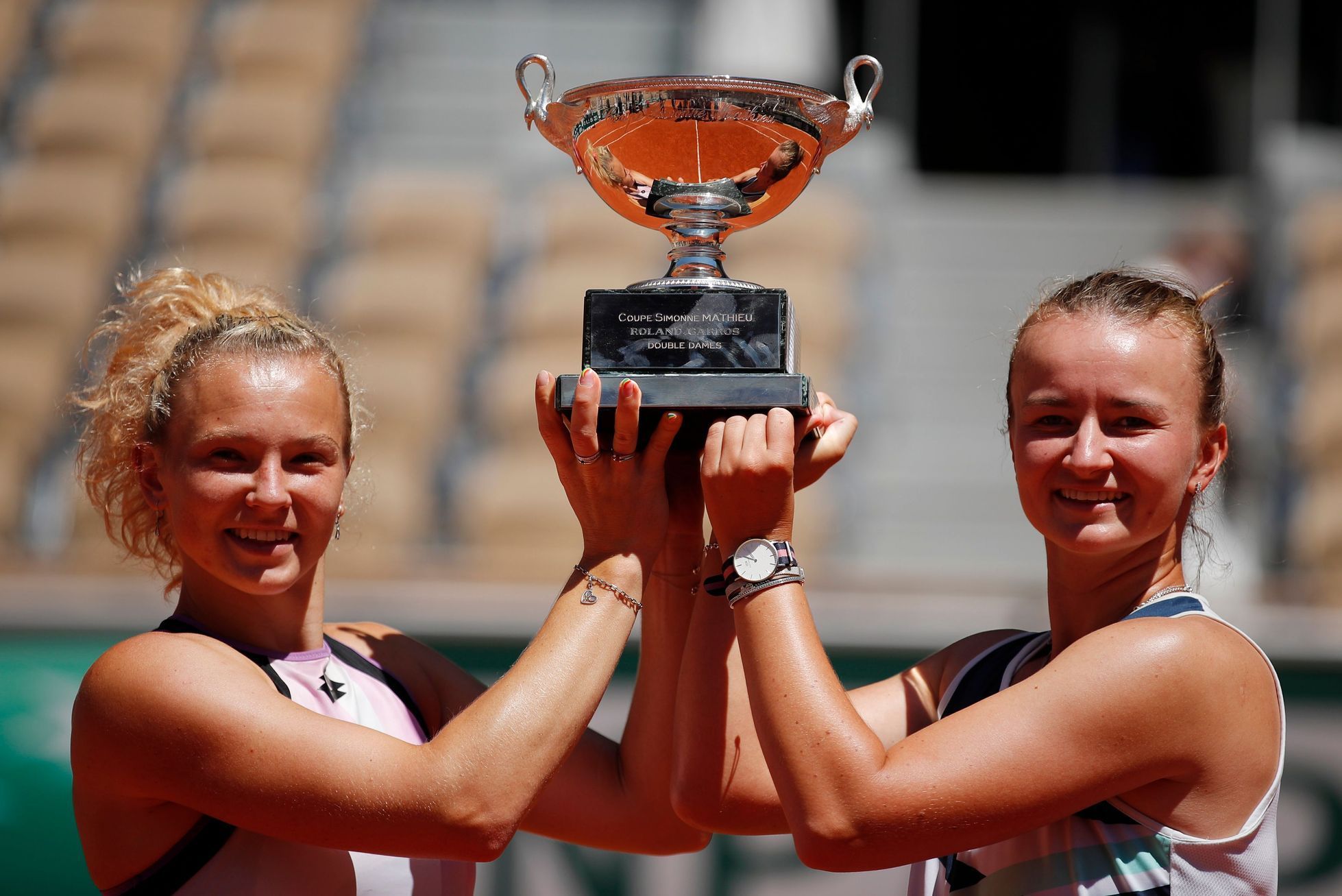 Kateřina Siniaková a Barbora Krejčíková s trofejí pro vítězky čtyřhry na French Open 2021