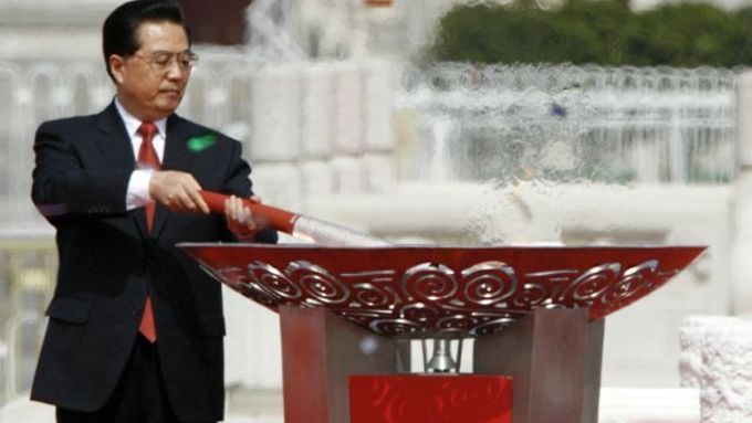 Čínký prezident Chun Ťin-tchao zapaluje olympijský oheň