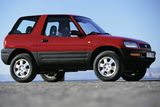 Toyota RAV4 1995: První kompaktní SUV světa bylo původně postaveno pouze jako koncept pro autosalony, ale návštěvníky výstav jeho tvary nadchly tak, že se "ravka" dostala do sériové výroby. Dnes je na trhu již její čtvrtá generace.