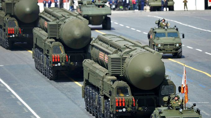 Obrazem: Tanky, stíhačky i marš. Rusko oslavilo konec války