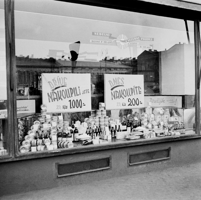 Prodej zboží po měnové reformě v roce 1953. Na snímku: výloha s potravinářským zbožím. Lokace neuvedena, rok 1953