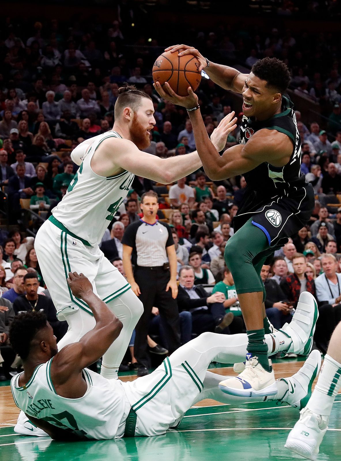 basketbal, NBA 2018/2019, Boston - Milwaukee, domácí Semi Ojeleye bojuje o míč s Jannisem Antetokounmpem