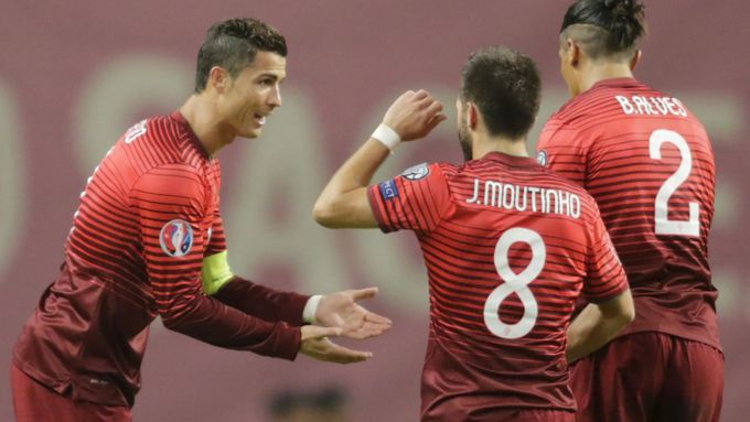 Portugalci slaví vítězný gól v síti Dánska.