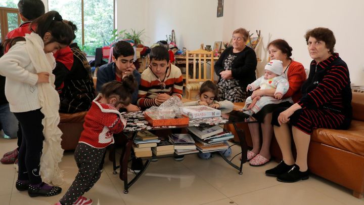 Arméni opouští oblast, která připadne Ázerbájdžánu. Bojí se násilí, pokud by zůstali