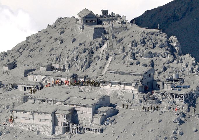 Záchranné práce po erupci sopky Ontake v Japonsku v roce 2014.