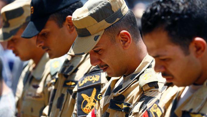 Egyptští vojáci na pohřbu svého kolegy po bombovém útoku na Sinaji.