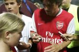 Tomáš Rosický poprvé v dresu Arsenalu rozdává podpisy.