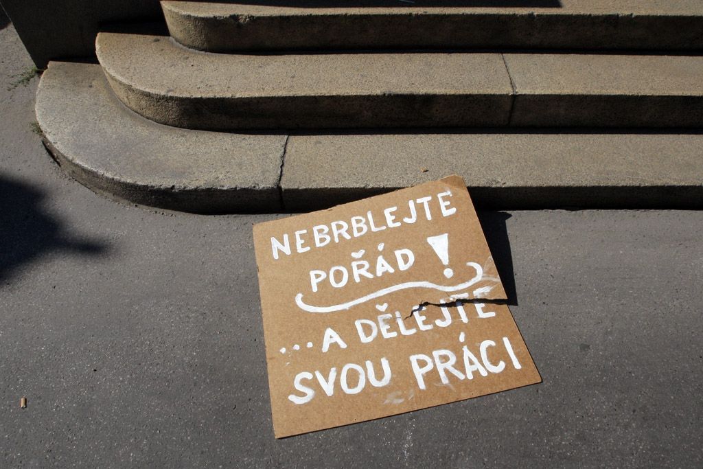 Demonstrace - policisté a zdravotníci