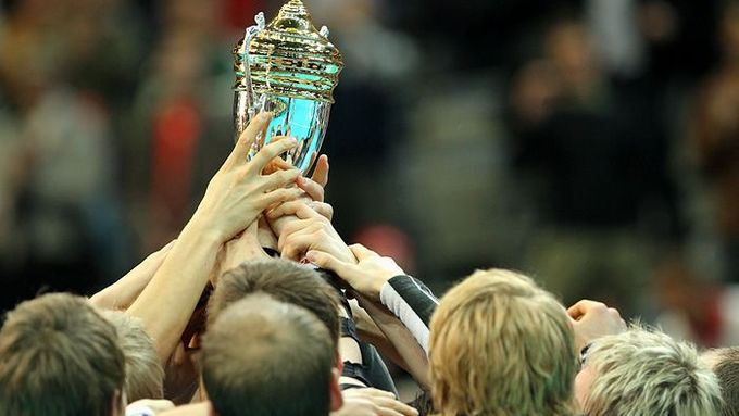 Finové drží vítězný pohár Mistrovství světa ve florbale.