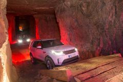 Vyzkoušeli jsme nový Land Rover Discovery nejen na silnici, ale také v podzemí. Změnilo se hodně