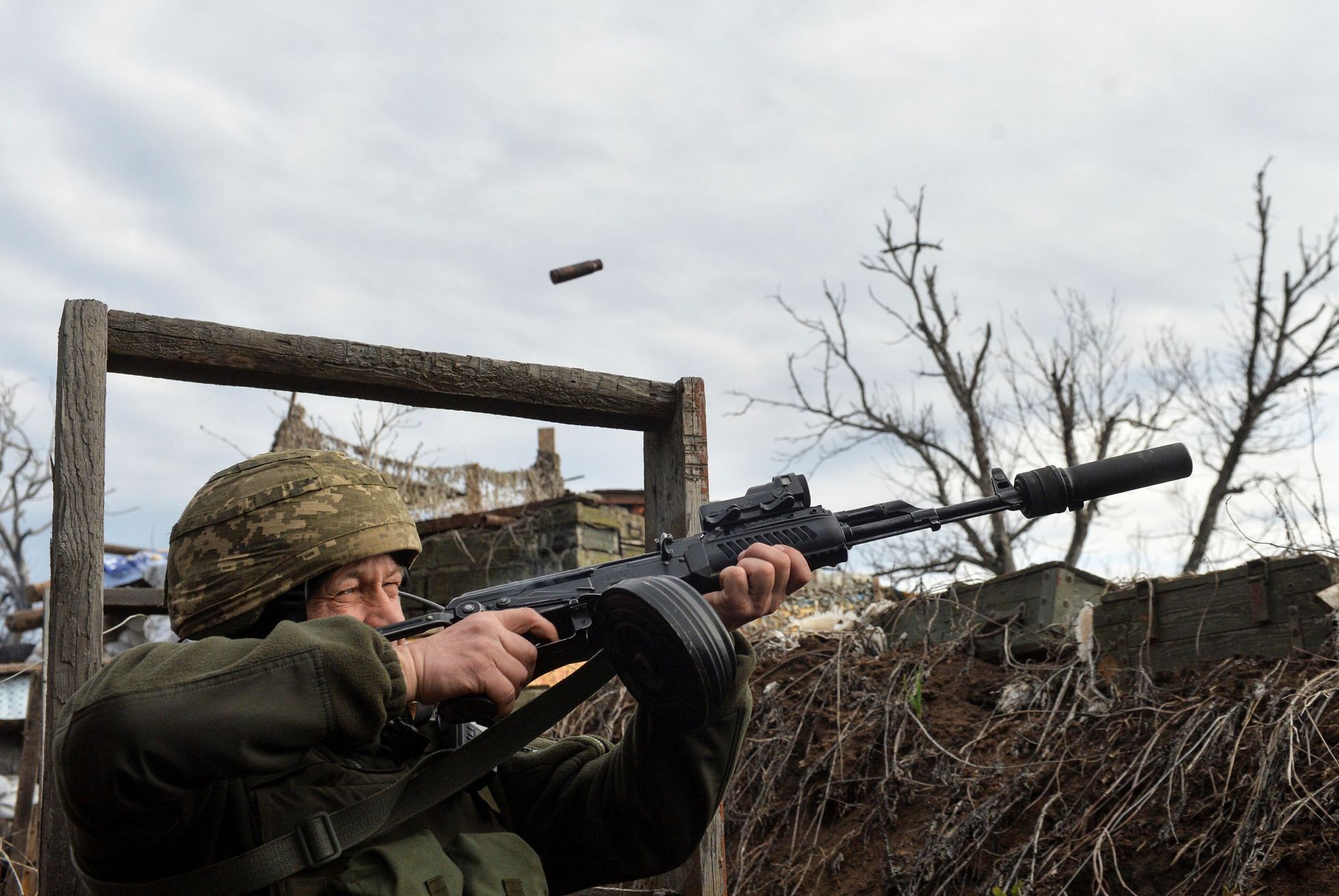 Ukrajinský voják v zákopu na frontové linii nedaleko Doněcka.