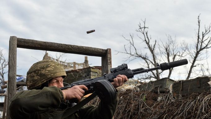 Ukrajinský voják v zákopu na frontové linii nedaleko Doněcka.