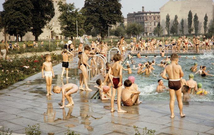 Tento snímek z roku 1961 zachycuje dětské koupaliště Monbijou v Monbijou Parku ve východním Berlíně.