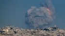 Po explozi v Gaze stoupá kouř, pohled z Izraele. 14. září 2025.
