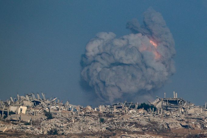 Po explozi v Gaze stoupá kouř, pohled z Izraele. 14. září 2025.