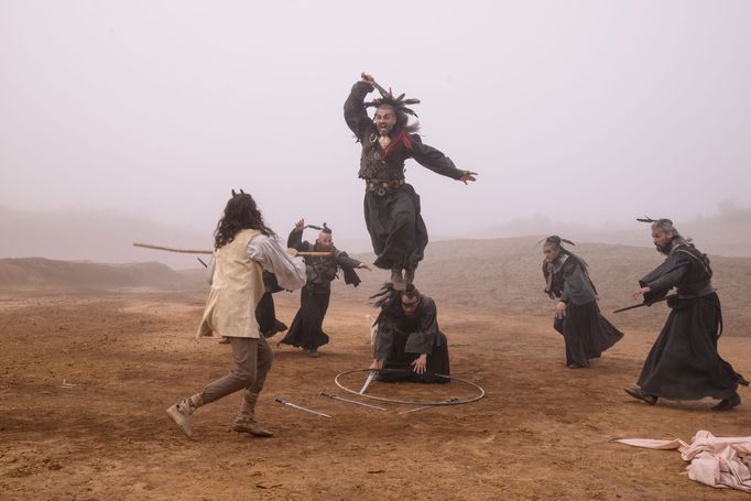 Na snímku z Perinbaby a dvou světů jsou Lukáš Frlajs a krkavčí bojovníci.