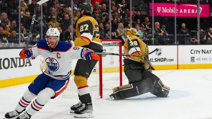 Connor McDavid slaví gól do sítě Vegas ve druhém utkání série 2. kola play off NHL