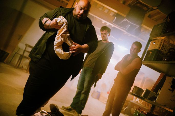 Marek Milko v roli starého Grundzy, Jan Hofman coby Marek Severa a Julius Oračko jako Rado Grundza.