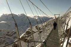 Nedívat se dolů! Švýcaři mají most 500 metrů nad zemí