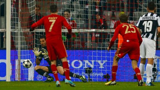 Fotbal, Liga mistrů, Bayern - Juventus: gól  Thomase Müllera (25) na 2:0