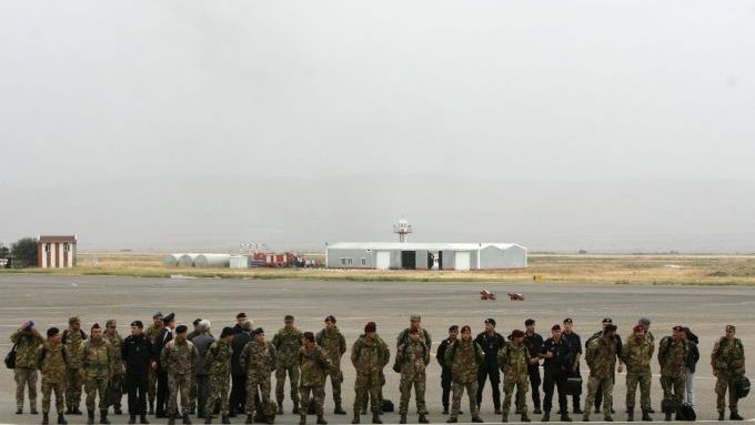 Pozorovatelé Evropské unie po příjezdu do Gruzie na letišti v Tbilisi