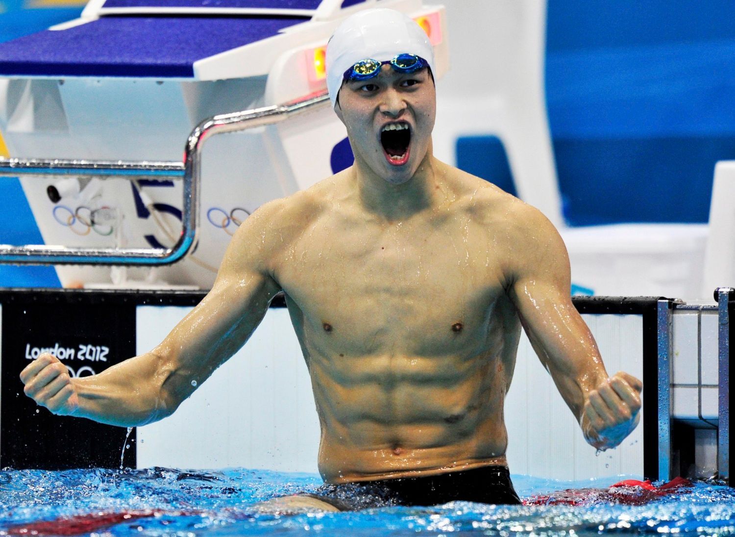 Čínský plavec Jang Sun slaví vítězství v závodě na 400 metrů volným stylem na OH 2012 v Londýně.
