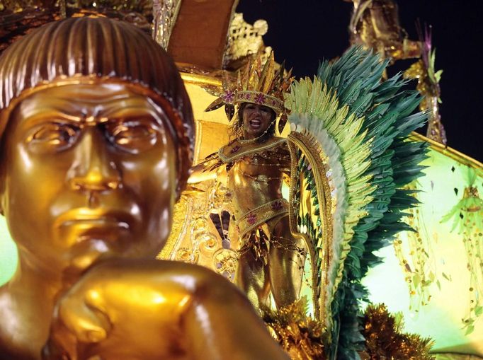 A reveller from the Mangueira samba school participates during the annual carnival parade in Rio de Janeiro's Sambadrome, February 11, 2013. REUTERS/Sergio Moraes (BRAZIL - Tags: SOCIETY) Published: Úno. 12, 2013, 1:58 dop.