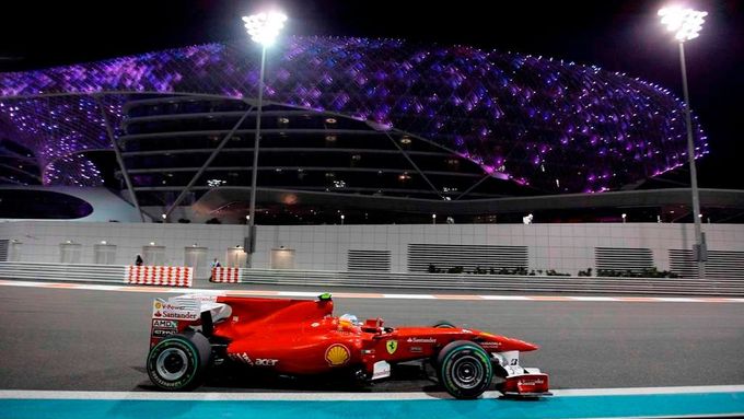 Kvalifikaci v Abú Zabí ovládl Vettel, k titulu má nejblíže Alonso