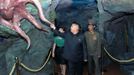 North Korean leader Kim Jong-Un (C) and his wife Ri Sol-Ju attend the opening ceremony of the Rungna People's Pleasure Ground on Rungna Islet along the Taedong River in Pyongyang in this July 25, 2012 photograph released by the North's KCNA to Reuters on July 26, 2012.The Rungna People's Pleasure Ground has attractions such as a dolphinarium, a wading pool, a fun fair and a mini golf course, according to KCNA. REUTERS/KCNA (NORTH KOREA - Tags: POLITICS SOCIETY) FOR EDITORIAL USE ONLY. NOT FOR SALE FOR MARKETING OR ADVERTISING CAMPAIGNS. THIS IMAGE HAS BEEN SUPPLIED BY A THIRD PARTY. IT IS DISTRIBUTED, EXACTLY AS RECEIVED BY REUTERS, AS A SERVICE TO CLIENTS. NO THIRD PARTY SALES. NOT FOR USE BY REUTERS THIRD PARTY DISTRIBUTORS Published: Čec. 26, 2012, 3:47 dop.