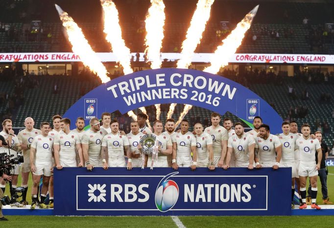 Ragbisté Anglie s trofejí pro vítěze Six Nations