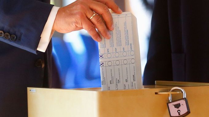 Armin Laschet ve volbách podpořil svoji stranu CDU. Nedodržel však volební tajemství a hlasy dostatečně nezakryl.