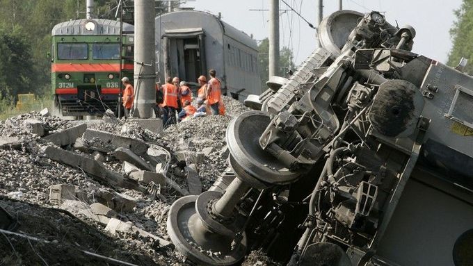 Rychle jedoucí Něvský Express následkem výbuchu vykolejil, tři vagony se převrhly.