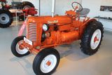 Byl to slavný Zetor Z 25. Značka Zetor vznikla spojením písmene Z, což bylo historické logo Zbrojovky, a posledních dvou písmen slova traktor. Název prý vymyslela slavná závodnice Eliška Junková. Postupně modernizovaný Zetor 25 se vyráběl až do roku 1961.