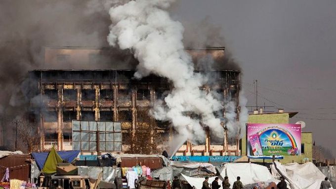 Kouř vycházející z obchodního centra, kam se uchýlili bojovníci Talibanu.